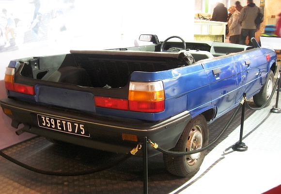 Renault 11 medio coche (Panorama para matar)