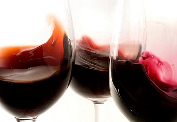 El vino tinto puede cambiar el color de nuestros dientes
