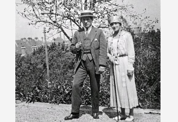 Pablo Picasso and Olga Khokhlova at la Mimoseraie . 1918