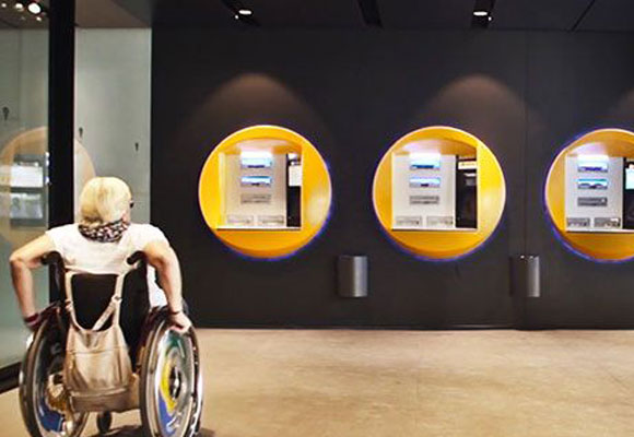Los cajeros están al alcance de las personas que necesitan silla de ruedas para moverse