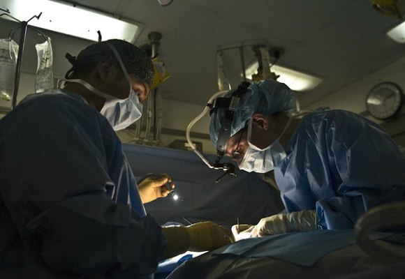 La cirugía estética facturó en España más de 300 millones de euros en el año 2013 a través de alrededor de 65.000 operaciones.
