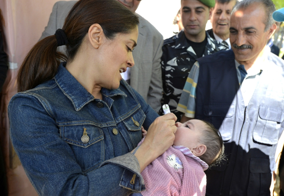 Salma Hayek visited Syrian refugees in Lebanon 4