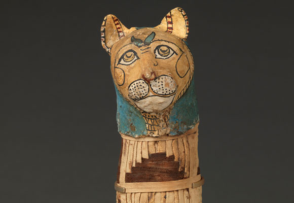 Momia de gato, materia orgánica, lino, cartonaje, periodo Tardío (664-332 a. de C.) o período Ptolemaico. © Museo del Louvre, Dist. RMN-GP / Christian Décamps.