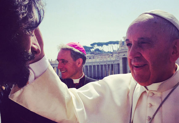 Rodrigo Santoro junto al Papa Francisco en Roma