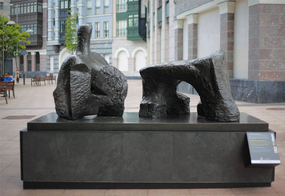 Figura reclinada en dos piezas, Henry Moore