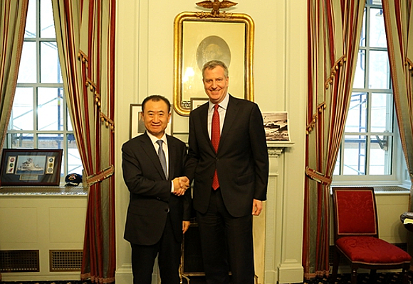 Wanda Group Chairman Wang Jianlin shakes hands with Mayor Bill de Blasio
