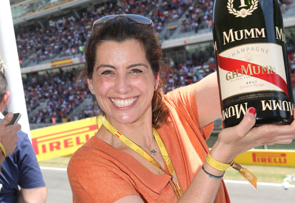 Nuestra colaboradora Eugenia Marcos posa en el GP de F1 con una botella de GHMumm