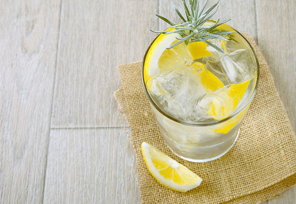 Se puede beber en vaso bajo con hielo y una rodaja de limón
