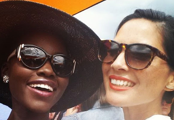 Lupita Nyongo posa para un selfie con una amiga