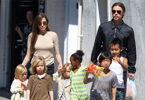 Angelina Jolie y Brad Pitt están acostumbrados a viajar con sus hijos. Foto: diariofemenino