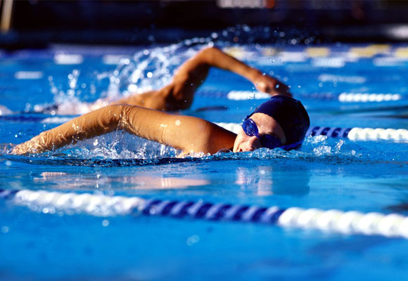 La natación puede ayudarnos a curar una lesión. Foto: backfixer1