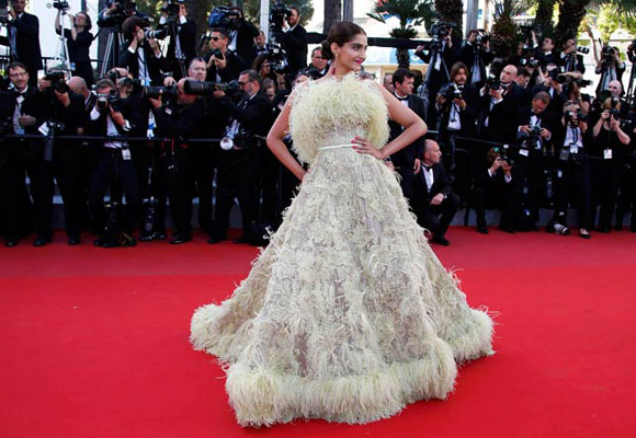 Sonam Kapoor con vestido de Elie Saab en Cannes. Foto: 