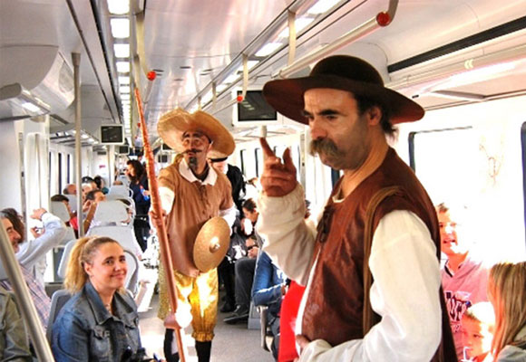 Don Quijote y Sancho Panza a bordo del tren que comunica Atocha con Alcalá de Henares.  Foto: Renfe. Haz clic para comprar tu billete