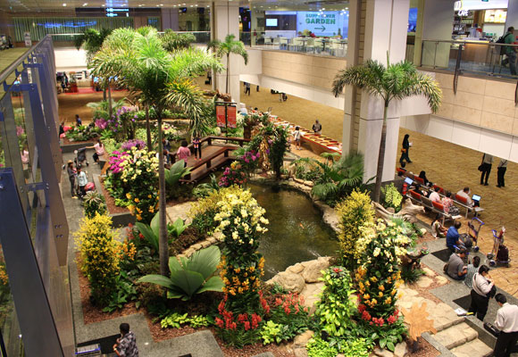 Interior del aeropuerto Changi en Singapur
