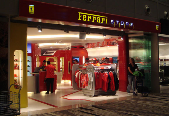 Tienda Ferrari en la terminal 3 del Changi Airport de Singapur