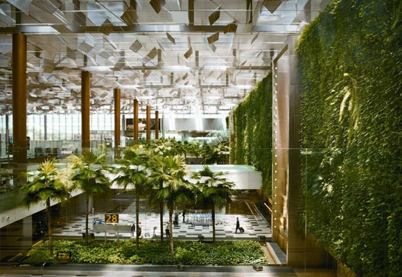 Jardín vertical en el aeropuerto internacional de Singapur