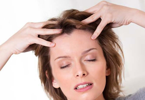 Exfoliar el cuero cabelludo ayudará a tener un pelo más sano