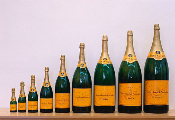 Diferentes botellas de una misma marca de champagne