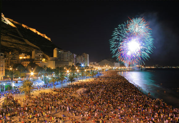 Noche de San Juan en Alicante. Foto: Borja López