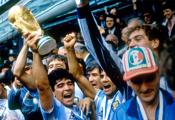 Maradona levanta la copa del mundo de F