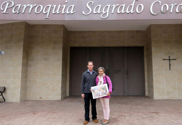 Carla Royo-Villanova junto a Damián Retamar en la puerta de la parroquia Sagrado Corazón de Alcorcón