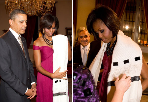 Michelle Obama con écharpe de Octavio Pizarro