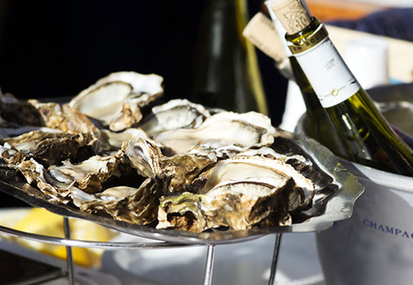 Las ostras y el champagne hacen una pareja de oro. Foto: clubmaritimosotogrande