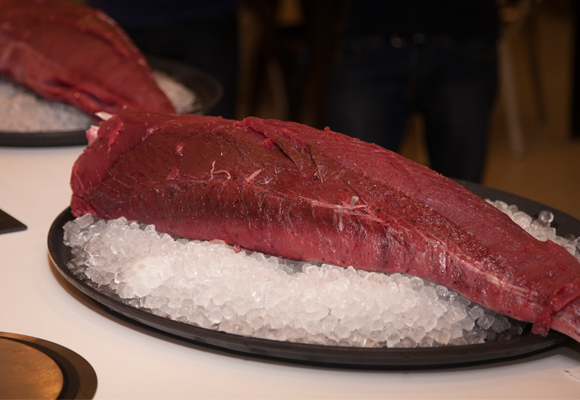 Pieza de atún de color rojo brillante