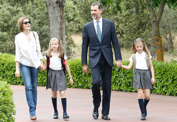 S.M. la Reina, la Princesa de Asturias y la Infanta Sofía –al término de la jornada escolar – reciben a S.M. el Rey a su regreso de Aquisgrán (Entrega del Premio Carlomagno) 