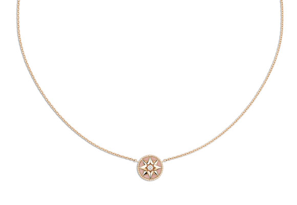 Collar corto en oro amarillo, diamantes y ópalo rosa 'La Rosa de los Vientos', Dior. Haz clic para comprarlo