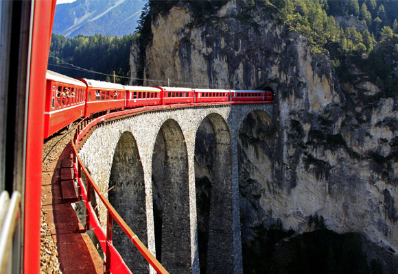 Glacier Express cruzando un puente