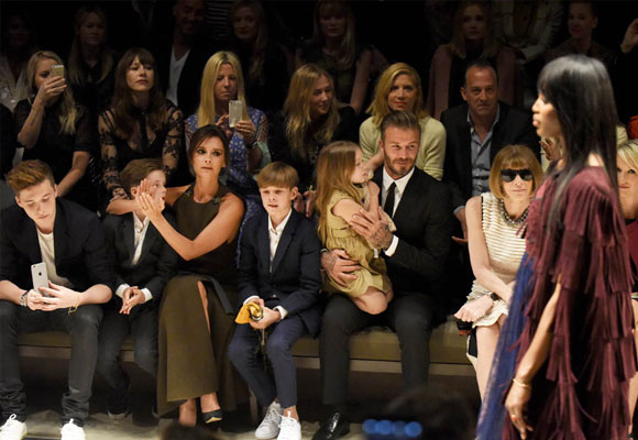 La familia Beckham al completo junto a Anna Wintour en el front row de un desfile