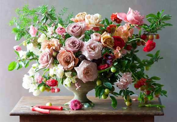 Un arreglo de lfores sublime con rosas, ranúnculos, guisantes de olor y pequeñas frutas. © 2015 Tulipina Floral Design