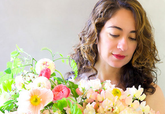Kiana Underwood dictta talleres de arte floral a lo largo de Estados Unidos. Será una de expositoras de IntrigueDesigns.com. © 2015 Tulipina Floral Design