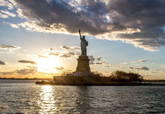 Desde el aire o el mar, la Estatua de la Libertad es un emblema internacional de Nueva York