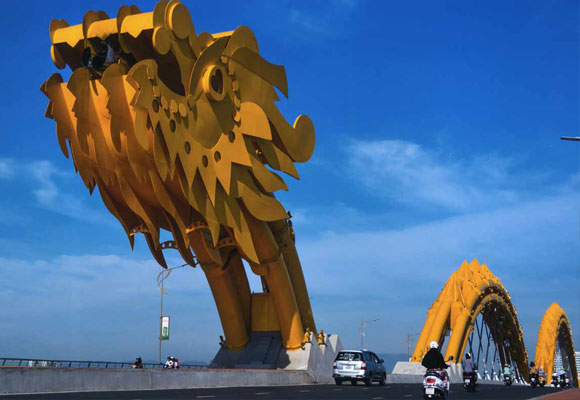 Detalle del puente Dragón de Vietnam. Nghi Nguyen