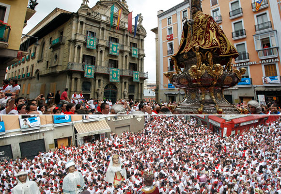 Procesión en honor a San Fermín y comparsa de gigantes. Fotos: pamplona.es