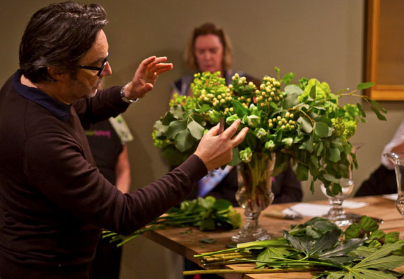 El diseñador francés Christian Tortu explicando cómo hacer un arreglo en tonos verdes, sus preferidos. Fotografía FSNY.
