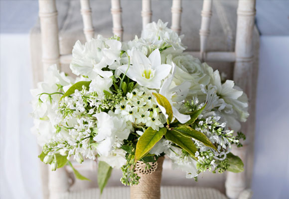 Bouquet en tonos blancos y verdes para una novia campestre. Fotografía VCFE.