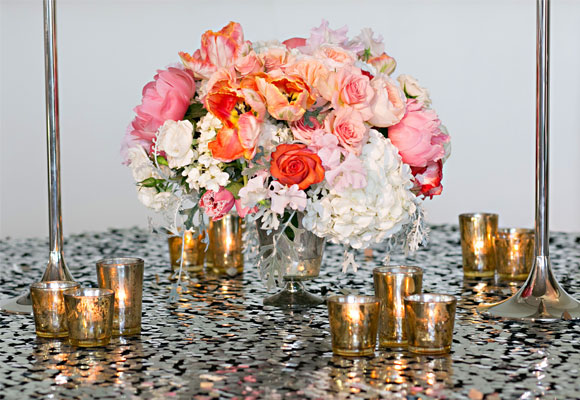 Centro de mesa de tulipanes, peonías, rosas y hortencias con destellos de oro y plata. Fotografía VCFE.