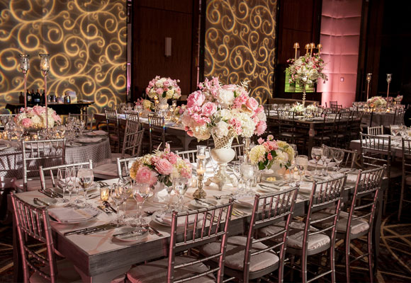 Flores en tonos blanco y rosa fueron los escogidos por los novios de esta boda. Fotografía VCFE.