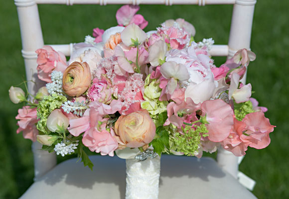 Tonos blush rosa para un romántico ramo de novia rematado en encaje y broche. Fotografía VCFE.