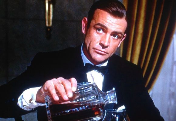 Sean Connery sirviéndose un whisky interpretando al famoso 007