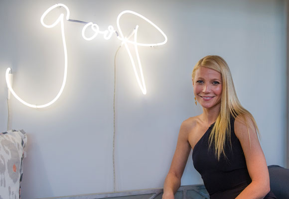 Gwyneth Paltrow posa con el logotivo de Goop