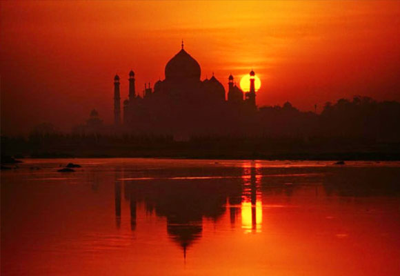 Reflejo del Taj Mahal al anochecer