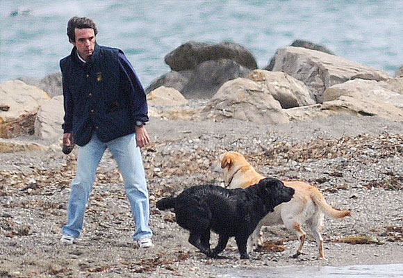 José María Aznar pasea por la playa con dos de sus perros