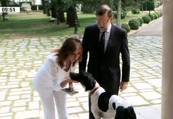 Ana Rosa Quintana saluda al perro de Rajoy. Captura de Pantalla: Telecinco