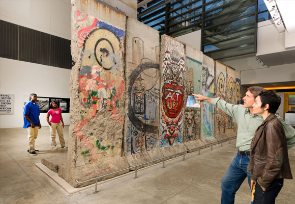 Newseum, partes originales del Muro de Berlín