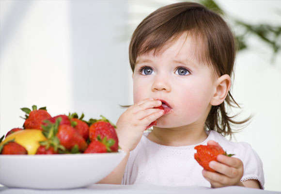 Los niños deben comer cinco raciones diarias de frutas y verduras