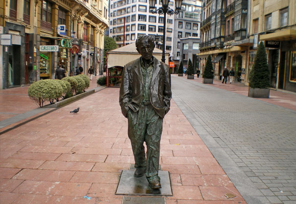 Estatua de Woody Allen en Oviedo